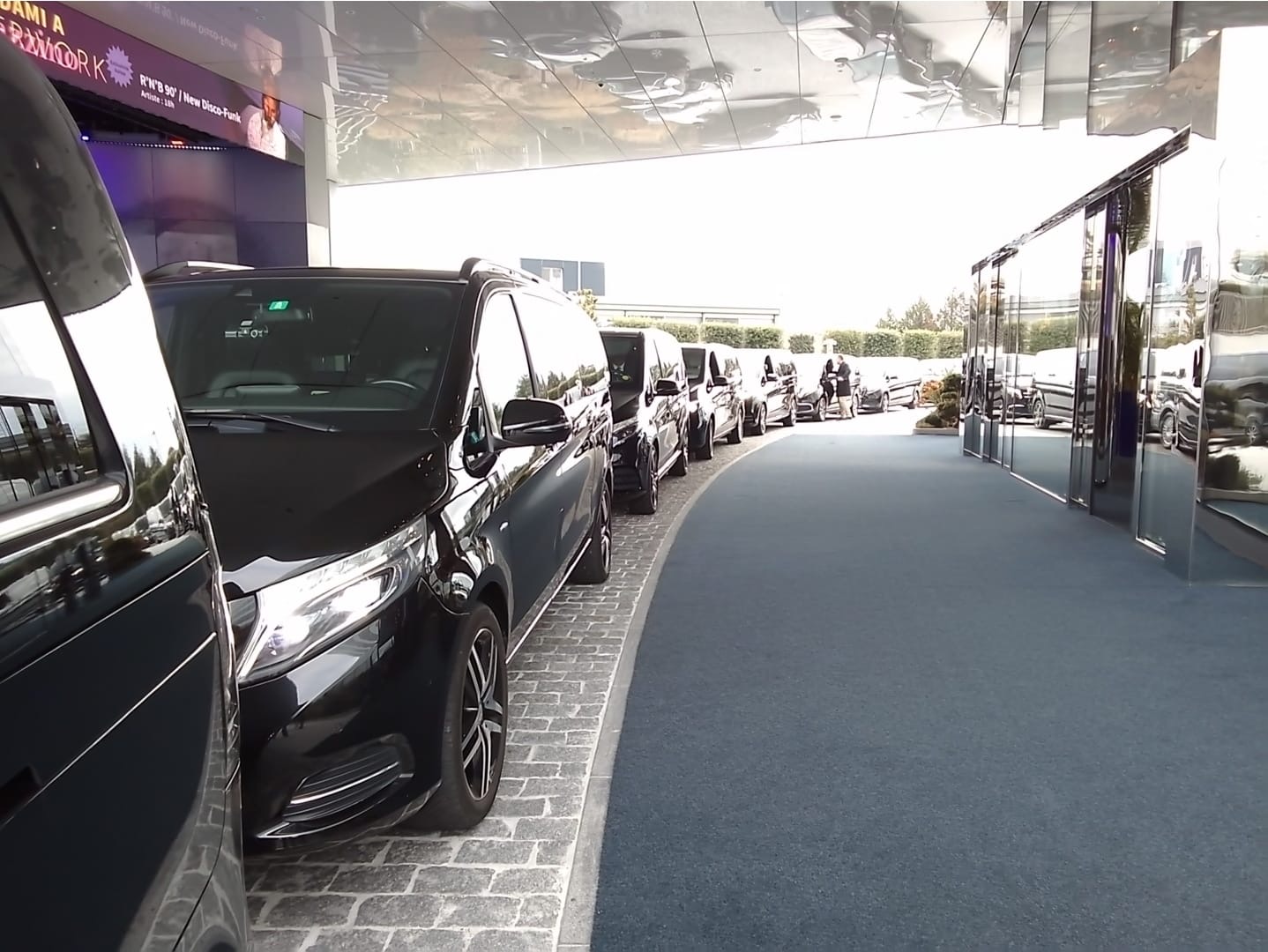 Flotte de vans Genesis Driver Sàrl coordonnée pour un événement